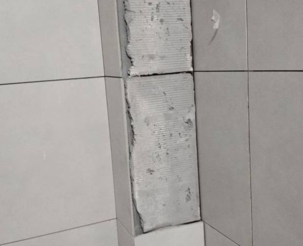 江孜瓷砖空鼓维修公司分享下瓷砖施工前基层浇水润湿程度不足，可能导致以下问题